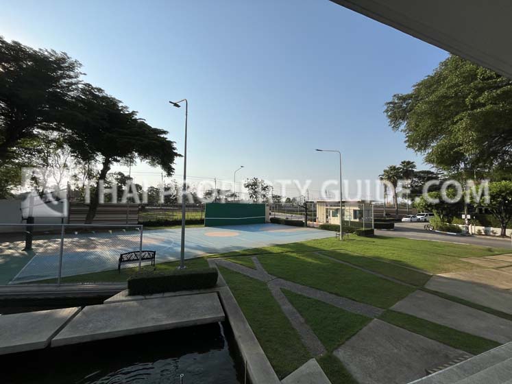 House with Shared Pool in Bangnatrad 